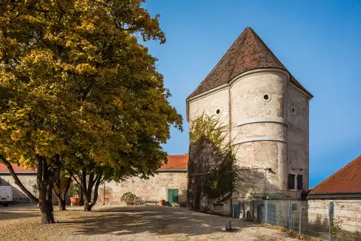 Historischer Rundturm von Schloss Neugebäude bei Tag