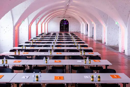 Gewölbesaal mit Seminarbestuhlung und Bühne