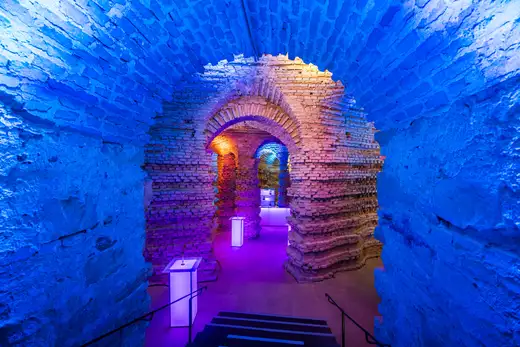 Blau beleuchteter Gewölberaum der Grotte