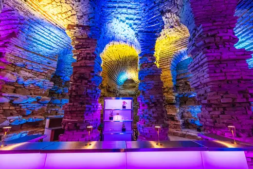 Historische Ziegelgewölbe der Grotte mit farbiger Beleuchtung