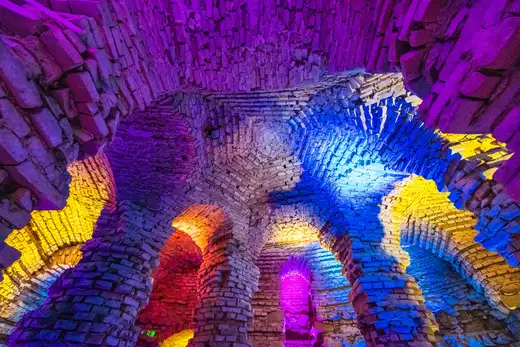 Farbig beleuchtetes Ziegelgewölbe der Grotte