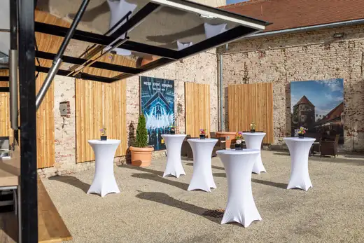 Innenhof mit Stehtischen und mobiler Cateringstation