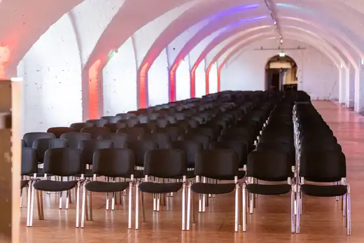 Saal mit dichter Theaterbestuhlung